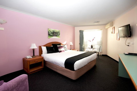 Sapphire Waters Motor Inn - Lightning Ridge Tourism 5