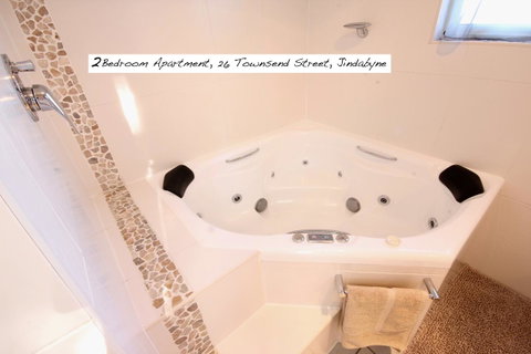 Full Circle Apartments - Lightning Ridge Tourism 27