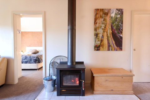 Full Circle Apartments - Lightning Ridge Tourism 1