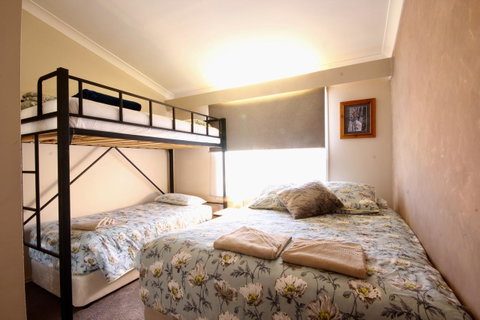 Full Circle Apartments - Lightning Ridge Tourism 4