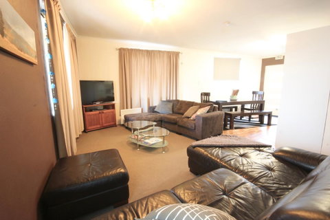 Full Circle Apartments - Lightning Ridge Tourism 6
