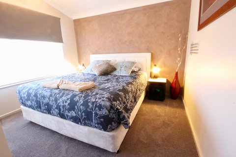 Full Circle Apartments - Lightning Ridge Tourism 2