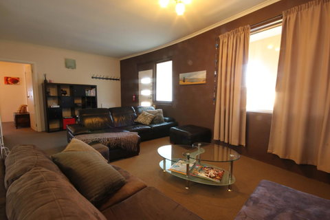 Full Circle Apartments - Lightning Ridge Tourism 7