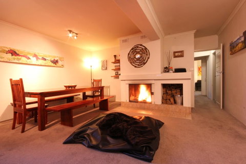Full Circle Apartments - Lightning Ridge Tourism 0
