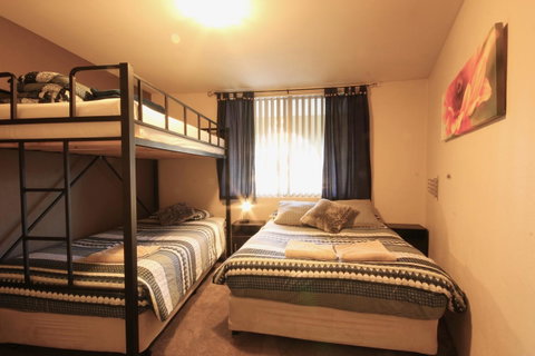 Full Circle Apartments - Lightning Ridge Tourism 3