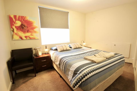 Full Circle Apartments - Lightning Ridge Tourism 9