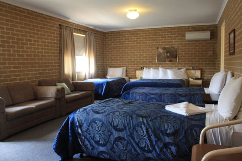 Grand Manor Motor Inn - Lightning Ridge Tourism 1