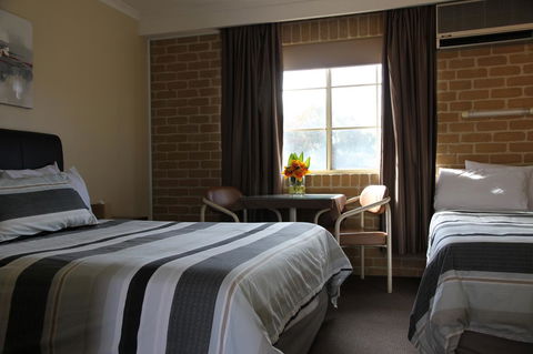 Grand Manor Motor Inn - Lightning Ridge Tourism 6
