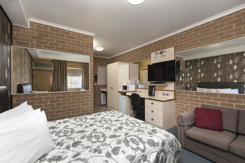 Grand Manor Motor Inn - Lightning Ridge Tourism 7