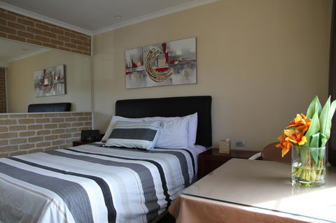 Grand Manor Motor Inn - Lightning Ridge Tourism 4