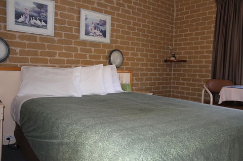 Grand Manor Motor Inn - Lightning Ridge Tourism 5