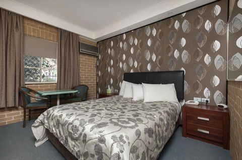 Grand Manor Motor Inn - Lightning Ridge Tourism 0