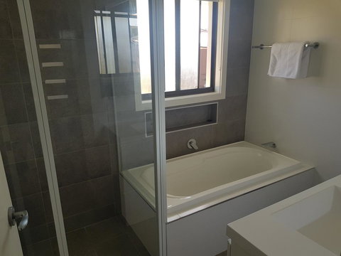 Golden Hill Cottage - Lightning Ridge Tourism 5