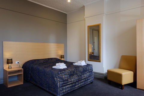 Royal Exhibition Hotel - Lightning Ridge Tourism 12