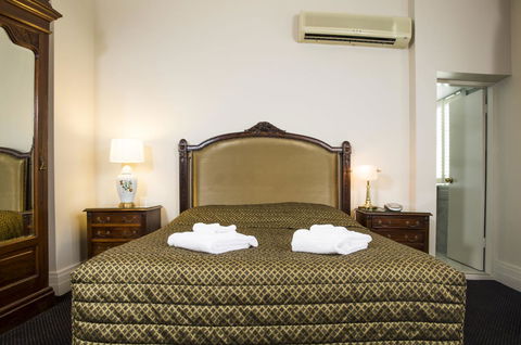 Royal Exhibition Hotel - Lightning Ridge Tourism 30