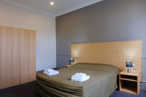 Royal Exhibition Hotel - Lightning Ridge Tourism 14