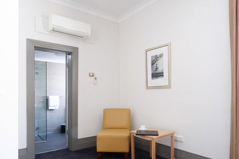 Royal Exhibition Hotel - Lightning Ridge Tourism 21