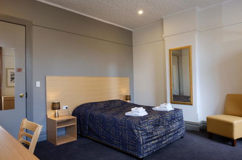 Royal Exhibition Hotel - Lightning Ridge Tourism 13