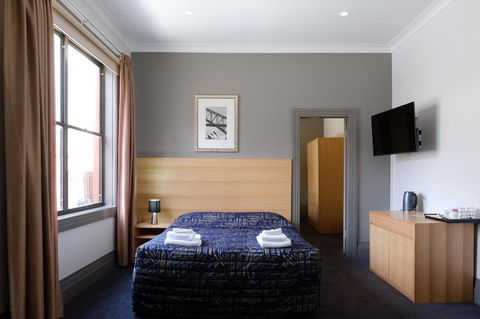Royal Exhibition Hotel - Lightning Ridge Tourism 0
