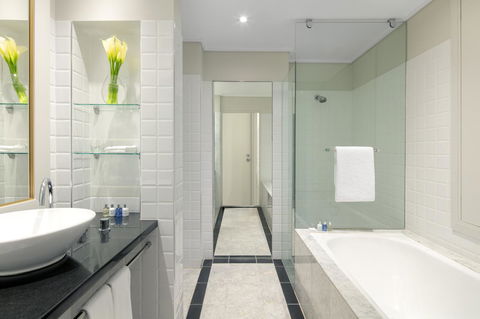 Radisson Blu Plaza Hotel Sydney - Lightning Ridge Tourism 7