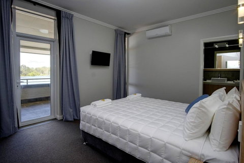 Lakes And Ocean Hotel Forster - Lightning Ridge Tourism 12