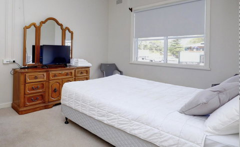 Lakes And Ocean Hotel Forster - Lightning Ridge Tourism 1