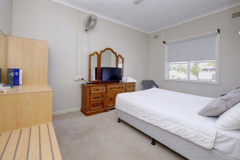 Lakes And Ocean Hotel Forster - Lightning Ridge Tourism 3
