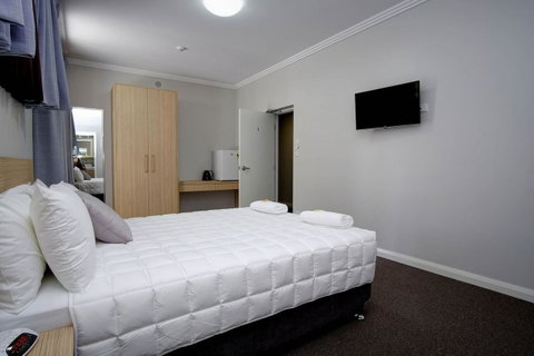 Lakes And Ocean Hotel Forster - Lightning Ridge Tourism 15