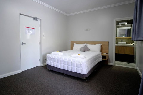 Lakes And Ocean Hotel Forster - Lightning Ridge Tourism 13