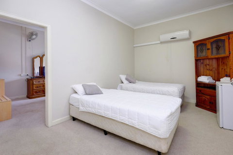 Lakes And Ocean Hotel Forster - Lightning Ridge Tourism 4