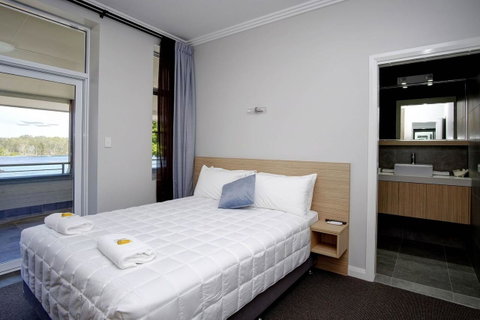 Lakes And Ocean Hotel Forster - Lightning Ridge Tourism 25