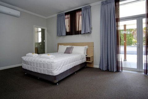 Lakes And Ocean Hotel Forster - Lightning Ridge Tourism 19