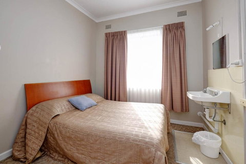 Lakes And Ocean Hotel Forster - Lightning Ridge Tourism 9