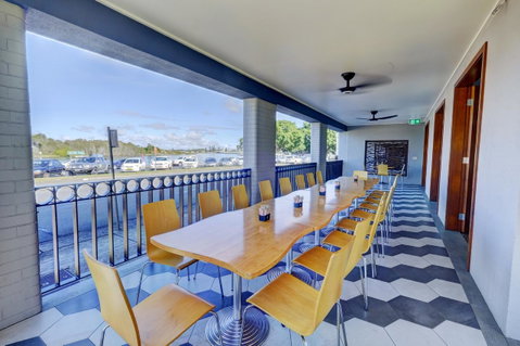 Lakes And Ocean Hotel Forster - Lightning Ridge Tourism 7