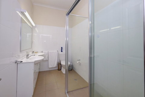 Lakes And Ocean Hotel Forster - Lightning Ridge Tourism 2