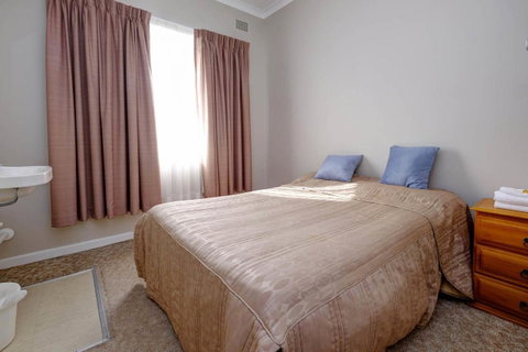Lakes And Ocean Hotel Forster - Lightning Ridge Tourism 10