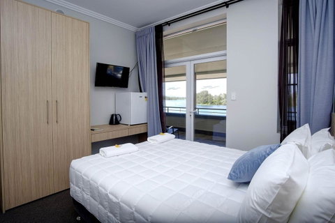 Lakes And Ocean Hotel Forster - Lightning Ridge Tourism 30