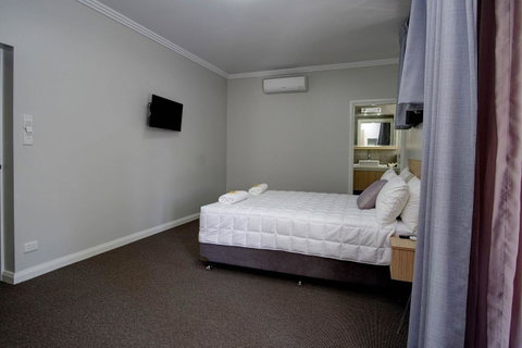 Lakes And Ocean Hotel Forster - Lightning Ridge Tourism 17