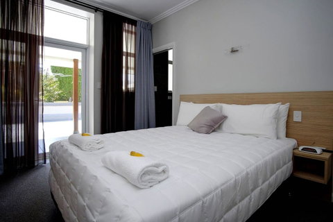 Lakes And Ocean Hotel Forster - Lightning Ridge Tourism 20