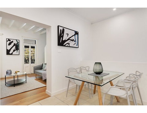Walk To The City From This Renovated Heritage Gem - Lightning Ridge Tourism 3