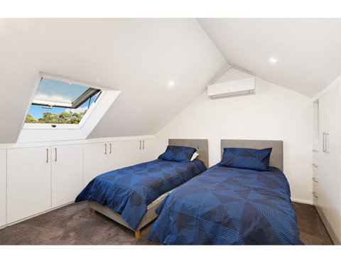Walk To The City From This Renovated Heritage Gem - Lightning Ridge Tourism 7