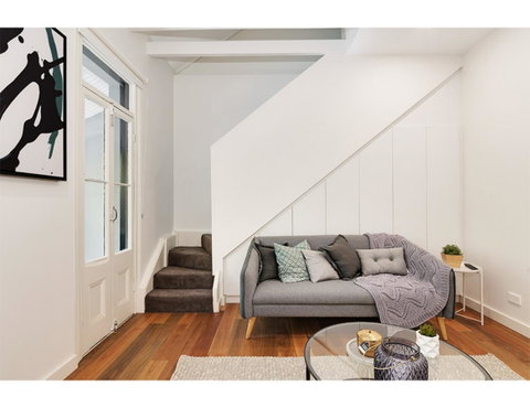 Walk To The City From This Renovated Heritage Gem - Lightning Ridge Tourism 2