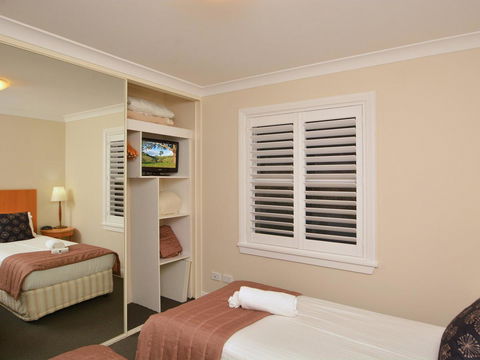 Villa De Saran Located Within Cypress Lakes - Lightning Ridge Tourism 10