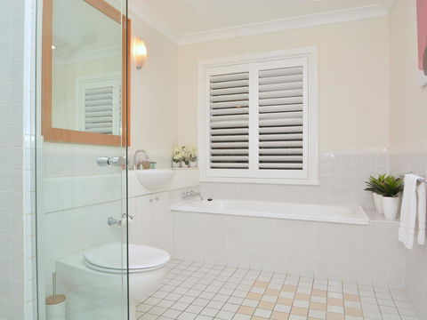 Villa De Saran Located Within Cypress Lakes - Lightning Ridge Tourism 4