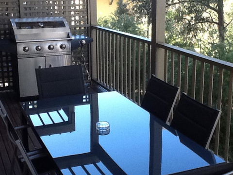 Villa De Saran Located Within Cypress Lakes - Lightning Ridge Tourism 9