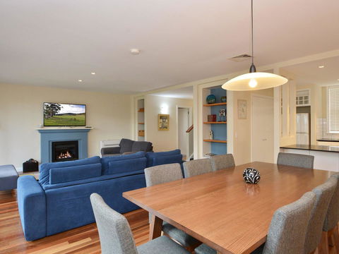 Villa De Saran Located Within Cypress Lakes - Lightning Ridge Tourism 12
