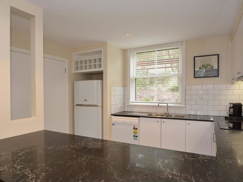 Villa De Saran Located Within Cypress Lakes - Lightning Ridge Tourism 2