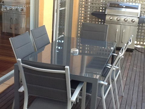 Villa De Saran Located Within Cypress Lakes - Lightning Ridge Tourism 7