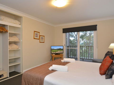Villa De Saran Located Within Cypress Lakes - Lightning Ridge Tourism 1