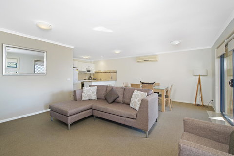 South Pacific Apartments - Lightning Ridge Tourism 9